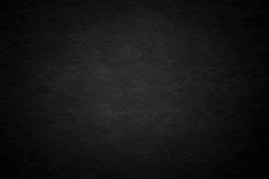 海外华人观赛时用手机收听中文解说的场景示意